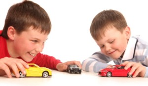 boys-playing-with-cars-600x350